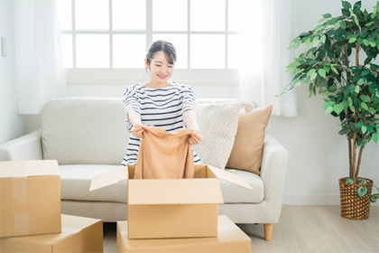 引越し片付けをしている女性